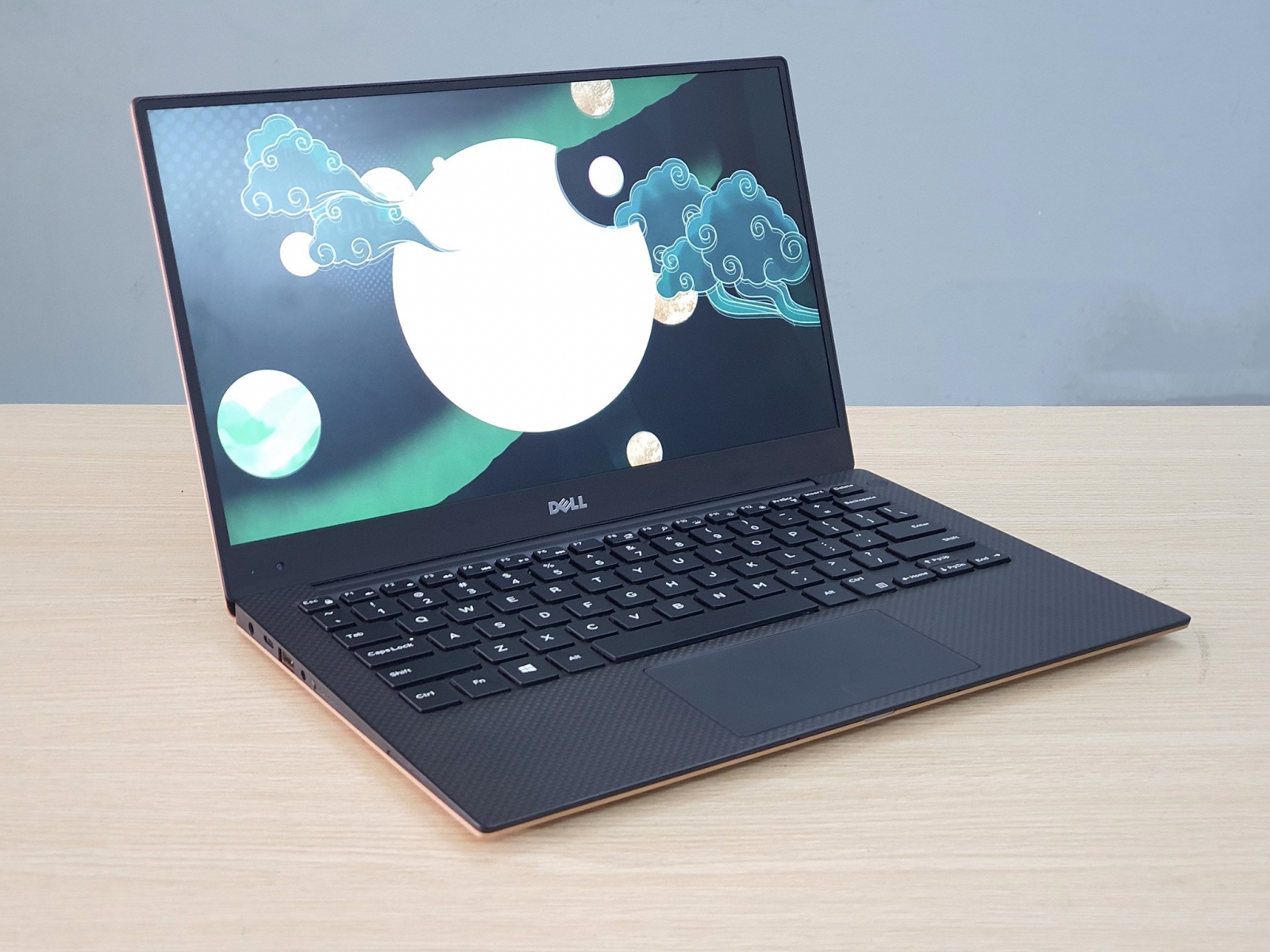 Hình ảnh laptop xách tay dell xps 13 9350 mỏng nhẹ mạnh mẽ và đẳng cấp